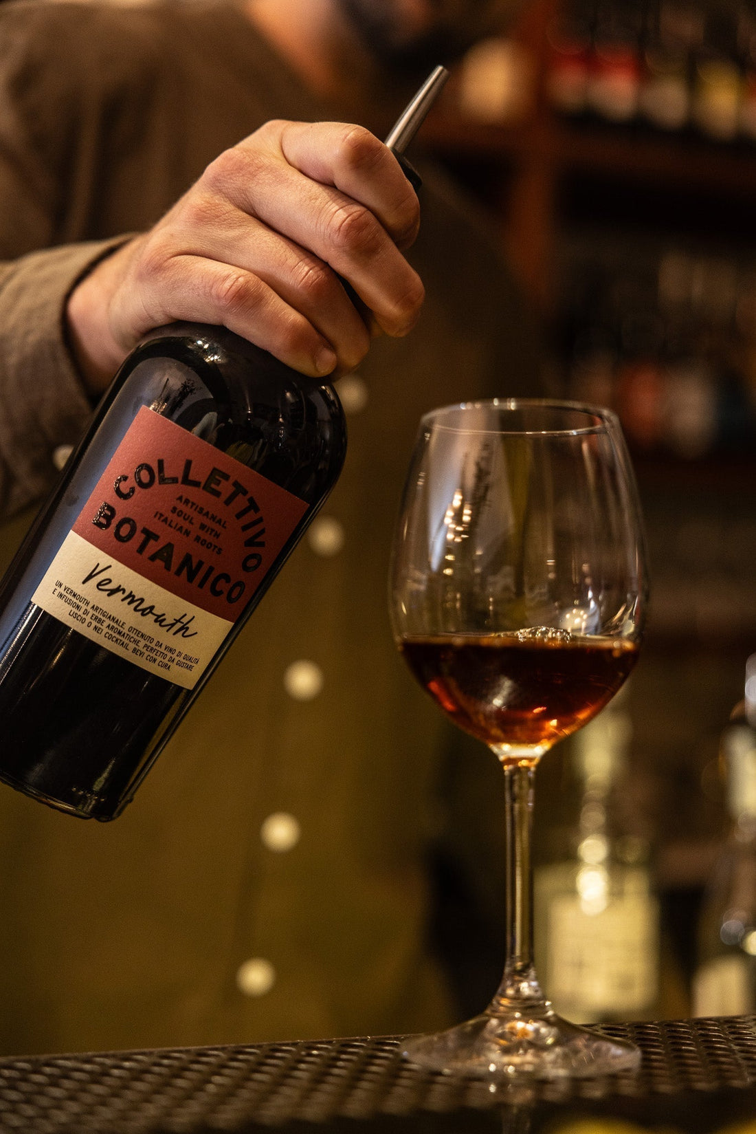 Come si fa il vermouth artigianale: viaggio tra erbe, vino e tradizione
