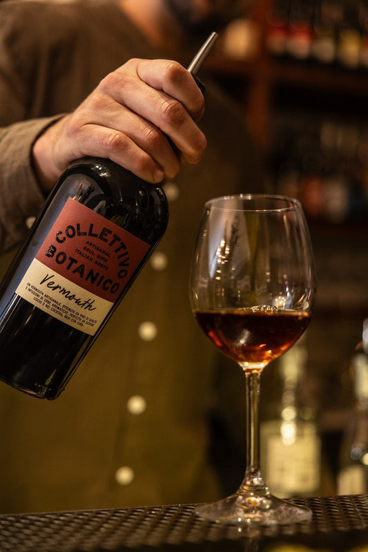 Come si fa il vermouth artigianale: viaggio tra erbe, vino e tradizione